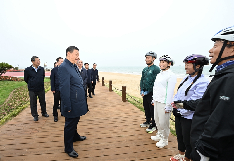 5月22日至24日，，，，，，中共中央总书记、国家主席、中央军委主席习近平在山东考察。。。。。。。这是22日下昼，，，，，，习近平在日照市阳光海岸绿道同市民亲热交流。。。。。。。