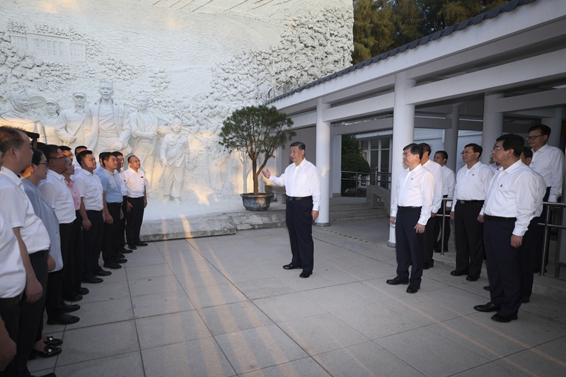 10月15日至16日，，，，，，，，中共中央总书记、国家主席、中央军委主席习近平在福建考察。。。。。。这是15日下昼，，，，，，，，习近平在漳州市东山县谷文昌纪念馆考察时，，，，，，，，同谷文昌干部学院西席、学员代表亲热交流。。。。。。