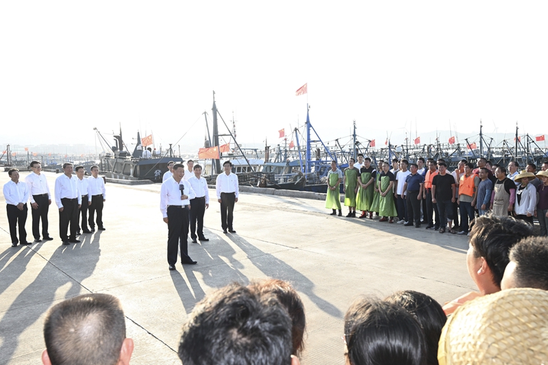 10月15日至16日，，，，，，，，中共中央总书记、国家主席、中央军委主席习近平在福建考察。。。。。。这是15日下昼，，，，，，，，习近平在漳州市东山县陈城镇澳角村考察时，，，，，，，，同渔民们亲热交流。。。。。。