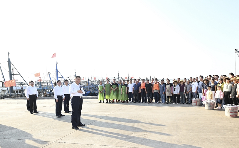 10月15日至16日，，，，，，，，中共中央总书记、国家主席、中央军委主席习近平在福建考察。。。。。。这是15日下昼，，，，，，，，习近平在漳州市东山县陈城镇澳角村考察时，，，，，，，，同渔民们亲热交流。。。。。。