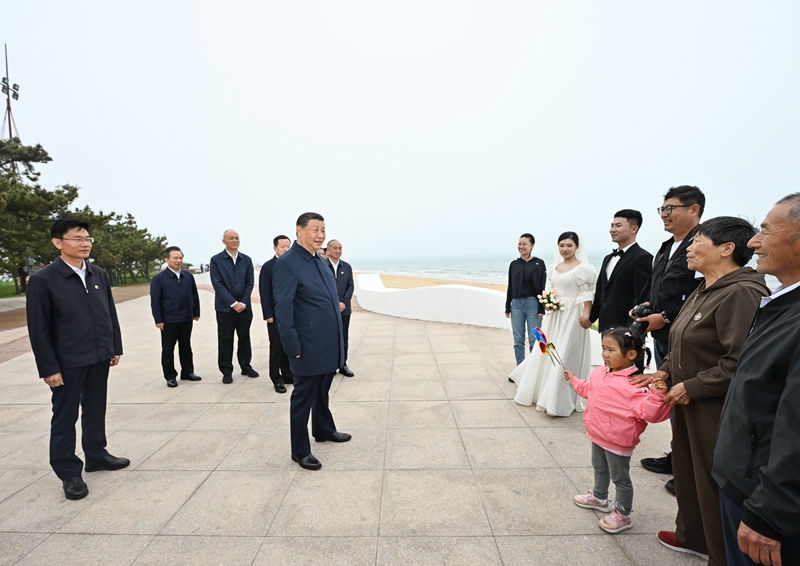 5月22日至24日，，，，，，中共中央总书记、国家主席、中央军委主席习近平在山东考察。。。。。。。这是22日下昼，，，，，，习近平在日照市阳光海岸绿道同市民亲热交流。。。。。。。