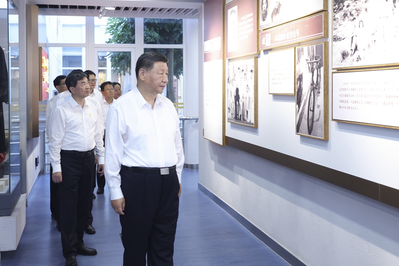 10月15日至16日，，，，，，，，中共中央总书记、国家主席、中央军委主席习近平在福建考察。。。。。。这是15日下昼，，，，，，，，习近平在漳州市东山县谷文昌纪念馆考察。。。。。。